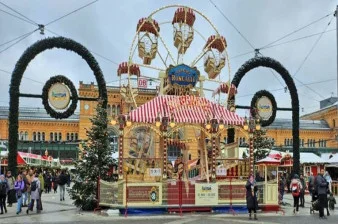 Roncalli Weihnachtsdorf am Hauptbahnhof in Hannover ansehen