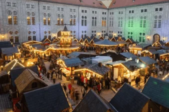 Weihnachtsdorf in der Residenz in M&uuml;nchen ansehen