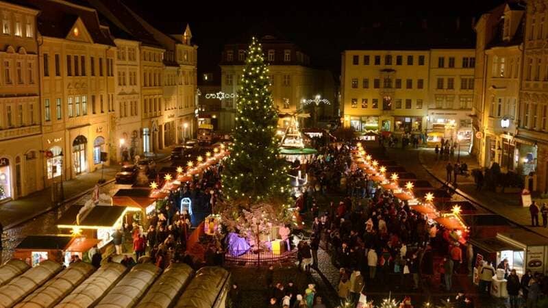 Zittauer Weihnachtsmarkt mit Lichterfest: Romantischer Weihnachtsmarkt in Zittau ansehen